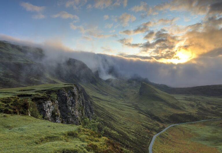 Zöld dombok panorámája ködös hajnalon